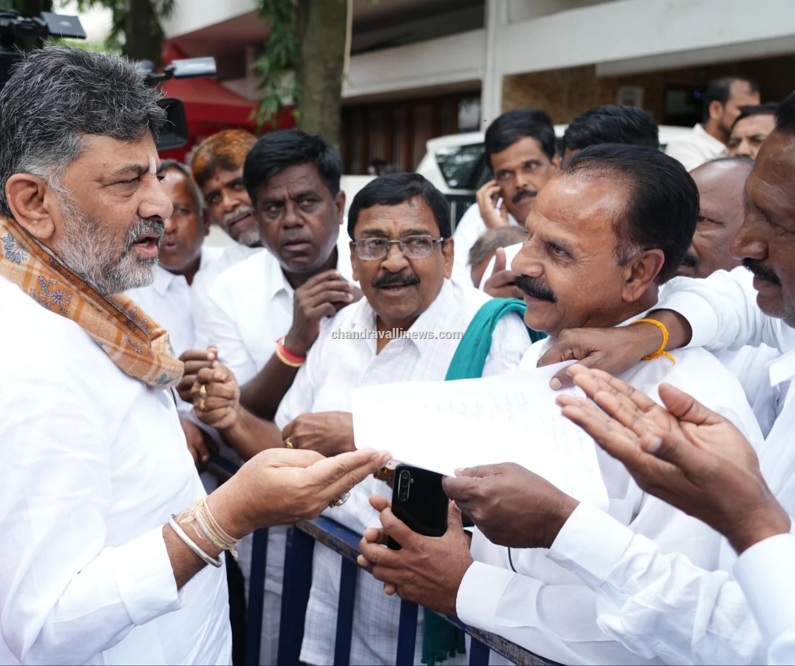 ಧರ್ಮಪುರ ಹೋಬಳಿಯ ಕೆರೆಗಳಿಗೆ ಹೊಸಳ್ಳಿ ಬ್ಯಾರೇಜ್‌ನಿಂದ ನೀರುಣಿಸಲು ಸಿಎಂ ಡಿ.ಕೆ. ಶಿವಕುಮಾರ್‌ಗೆ ರೈತರ ಮನವಿ