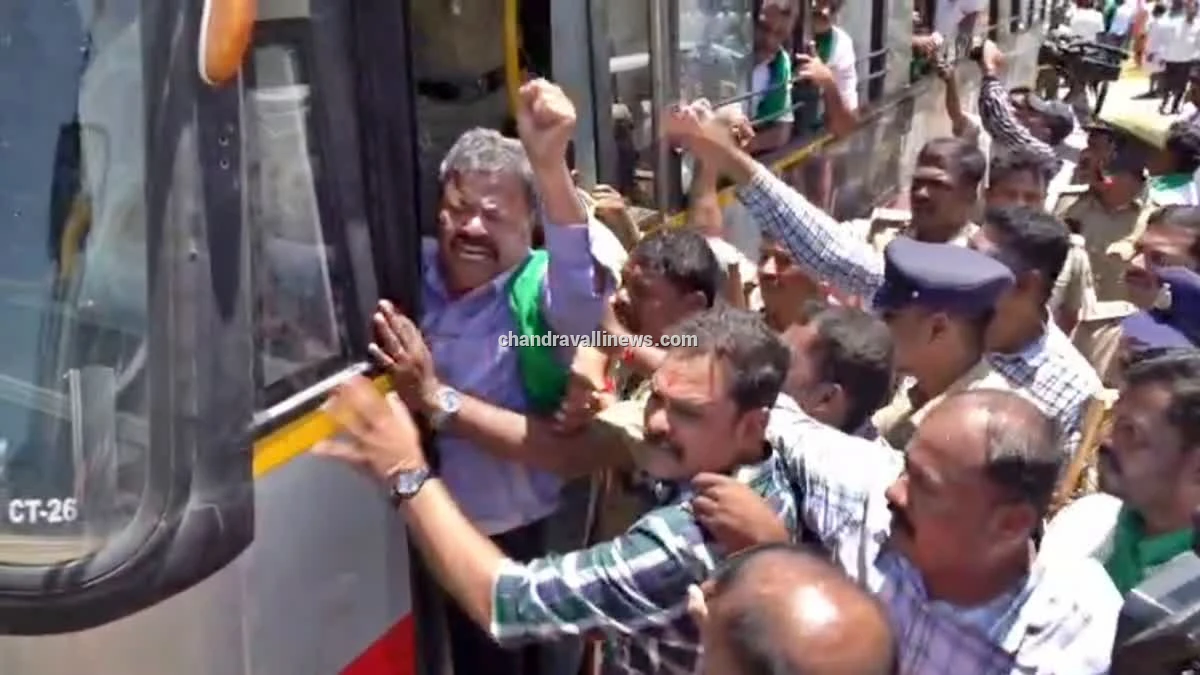ಭದ್ರಾ ನೀರು ಹಂಚಿಕೆ ವಿವಾದ; ಹೆದ್ದಾರಿ ತಡೆದು ರೈತರ ಆಕ್ರೋಶ, ಪೊಲೀಸರೊಂದಿಗೆ ವಾಗ್ವಾದ