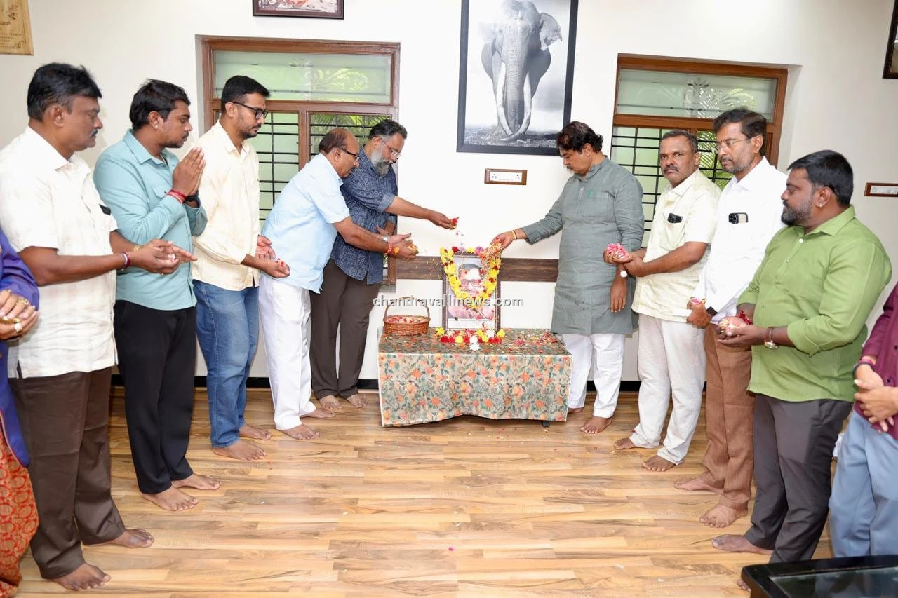 ಪಂಡಿತ್ ದೀನ್ ದಯಾಳ್ ಉಪಾಧ್ಯಾಯರ ಜನ್ಮ ಜಯಂತಿ: ಭಾವಚಿತ್ರಕ್ಕೆ ಪುಷ್ಪನಮನ ಸಲ್ಲಿಸಿದ ವಿಪಕ್ಷ ನಾಯಕ ಅಶೋಕ್
