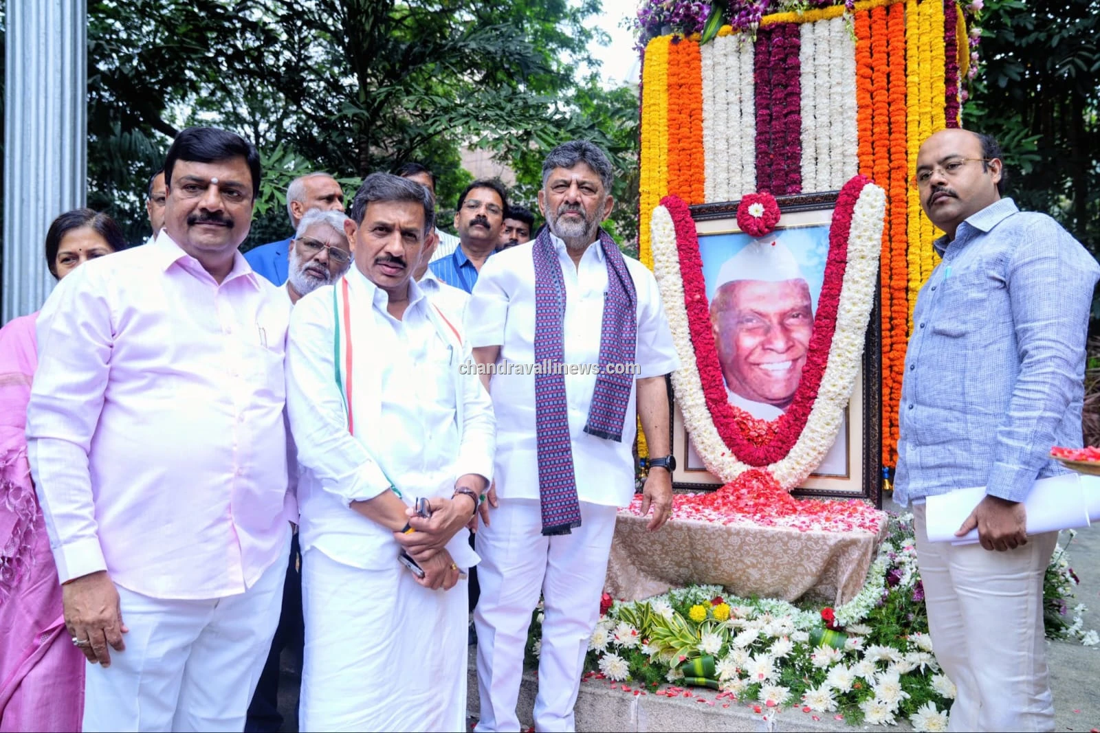 ಡಿ.ಕೆ. ಶಿವಕುಮಾರ್ ಅವರಿಂದ ಐ.ಪಿ.ಡಿ ಸಾಲಪ್ಪ ಪ್ರತಿಮೆಗೆ ಮಾಲಾರ್ಪಣೆ, ಗೌರವ ನಮನ