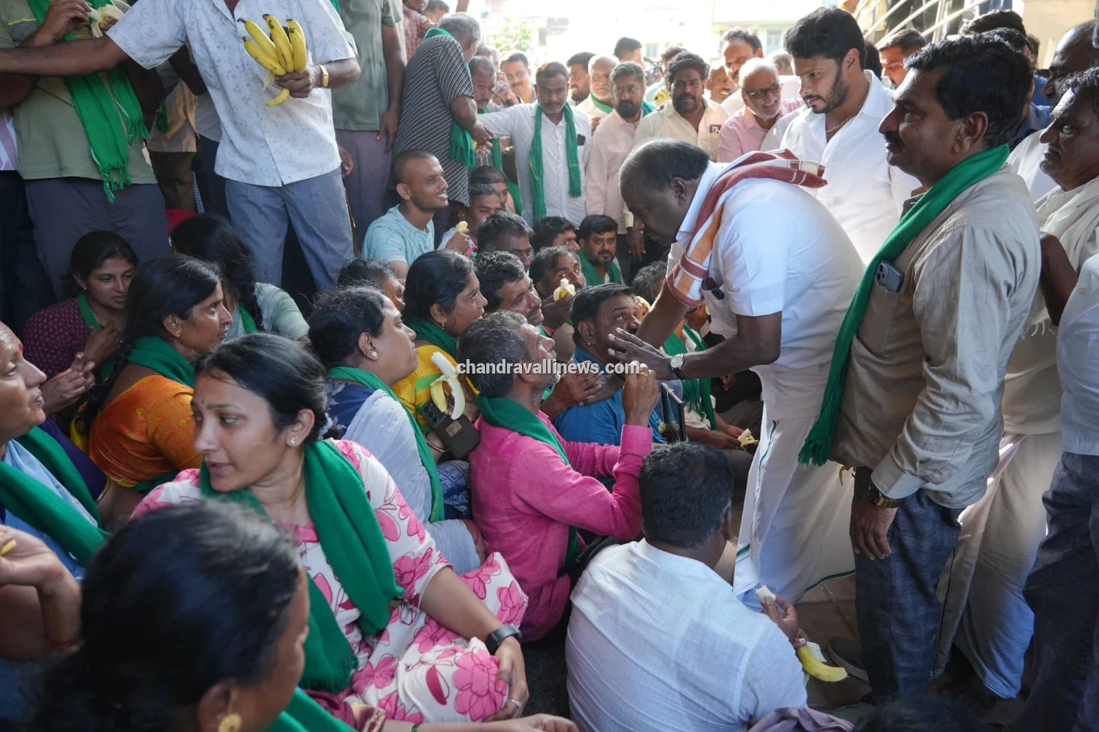 ಧರಣಿ ನಿರತ ರೈತರ ಮನವೊಲಿಸಿ ಉಪವಾಸ ಅಂತ್ಯಗೊಳಿಸಿದ ಹೆಚ್.ಡಿ. ಕುಮಾರಸ್ವಾಮಿ