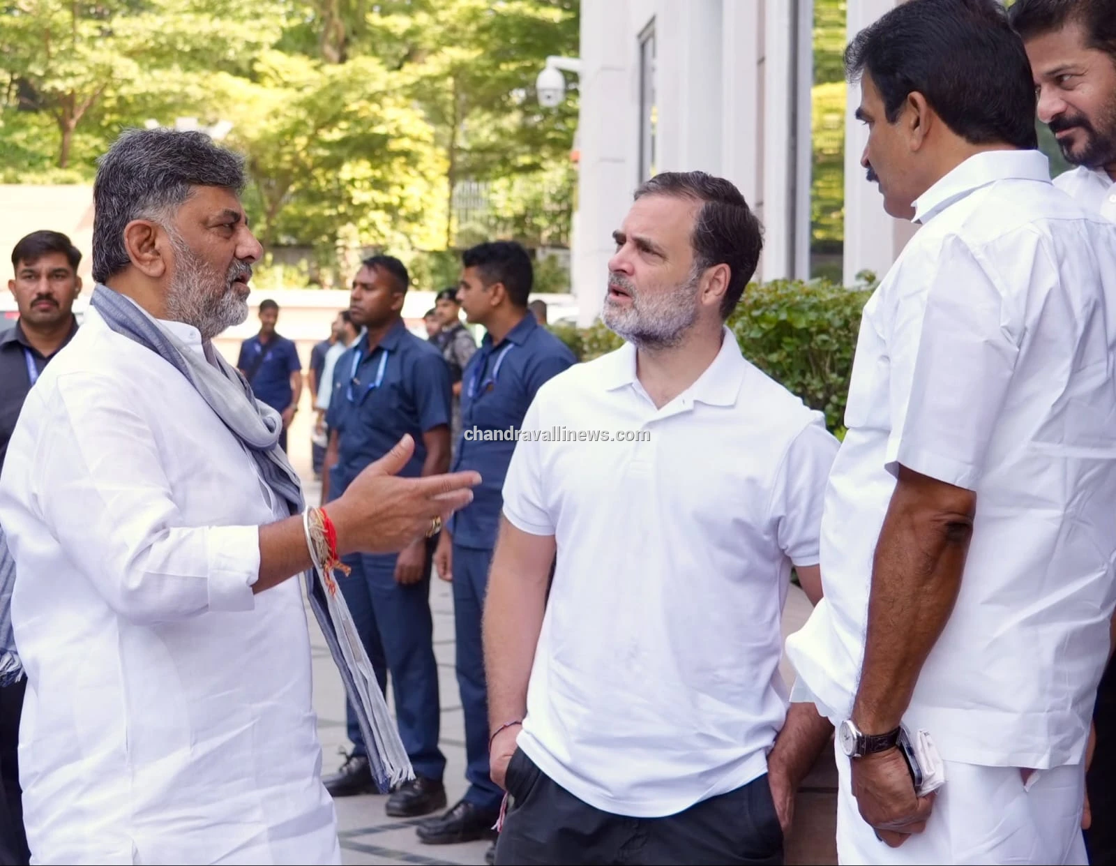 ಸಿಡಬ್ಲ್ಯೂಸಿ ಸಭೆ: ರಾಹುಲ್ ಗಾಂಧಿ, ರೇವಂತ್ ರೆಡ್ಡಿ ಜೊತೆ ಡಿ.ಕೆ ಶಿವಕುಮಾರ್ ಸೌಹಾರ್ದಯುತ ಚರ್ಚೆ