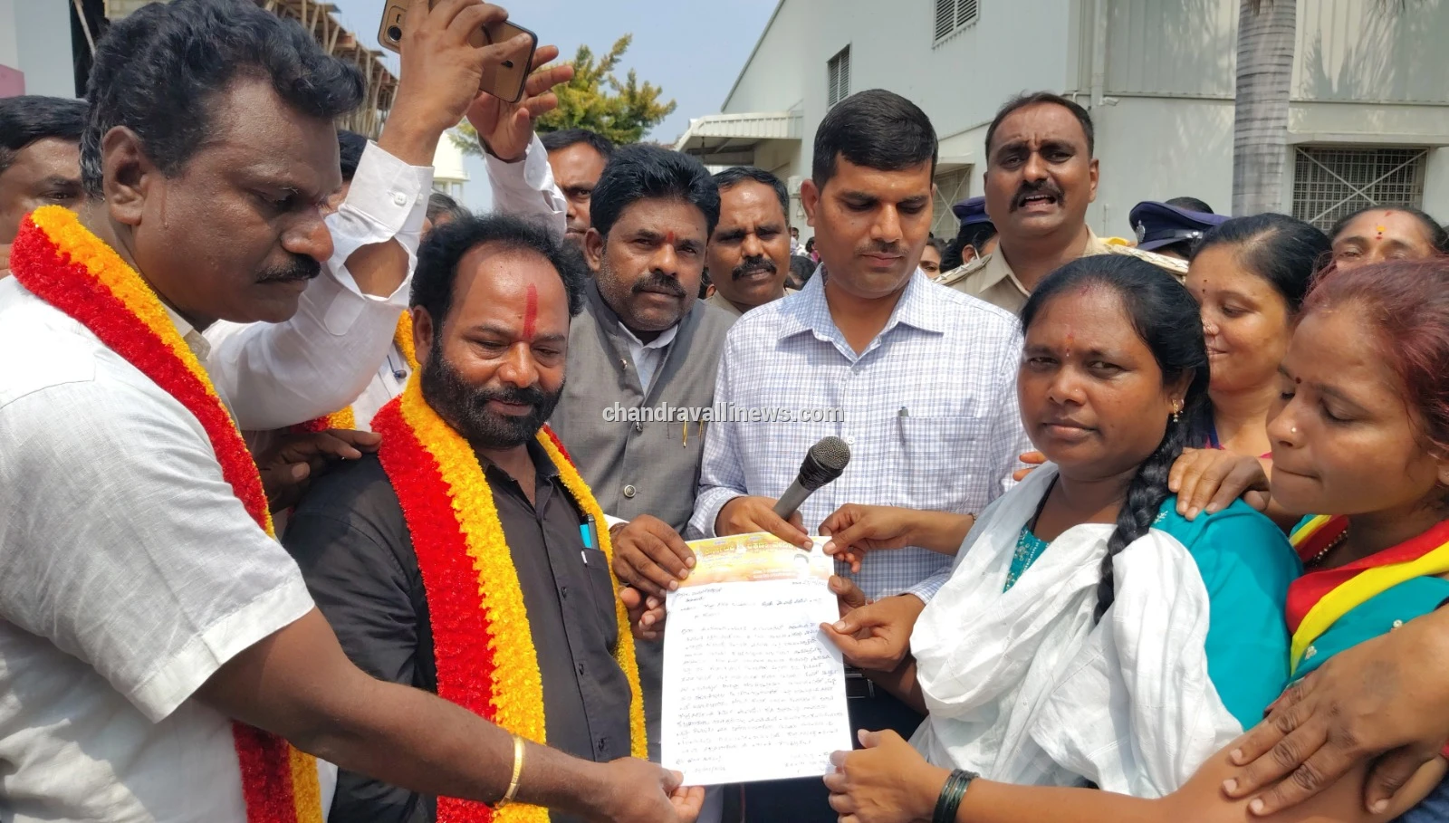 ಪಿಎಫ್ ನಿಯಮ ವಿರೋಧಿಸಿ ಗಾರ್ಮೆಂಟ್ಸ್ ಕಾರ್ಮಿಕರು ಮತ್ತು ಕರವೇ ಬೃಹತ್ ಪ್ರತಿಭಟನೆ