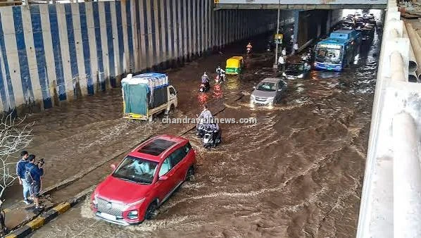 ಸಿಡಿಲು ಸಹಿತ ಧಾರಾಕಾರ ಮಳೆ: ಜಲಾವೃತಗೊಂಡ ಪ್ರಮುಖ ರಸ್ತೆಗಳು, ವಾಹನ ಸವಾರರ ಪರದಾಟ!