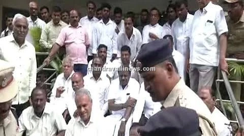 ಜೆಡಿ(ಎಸ್) ಕಾರ್ಯಕರ್ತರ ಗುರಿ: ಪೊಲೀಸ್ ಕಮಿಷನರ್ ಕಚೇರಿ ಮುಂದೆ ಎಚ್.ಡಿ ಕುಮಾರಸ್ವಾಮಿ ಪ್ರತಿಭಟನೆ