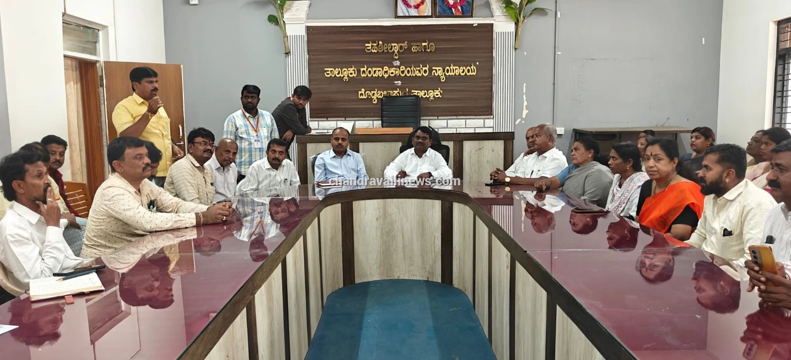 ಕನ್ನಡ ರಾಜ್ಯೋತ್ಸವ ಪೂರ್ವಭಾವಿ ಸಭೆ  : ಆಂಗ್ಲ ನಾಮಫಲಕ ತೆರವುಗೊಳಿಸುವಂತೆ ಮುಖಂಡರ ಆಗ್ರಹ